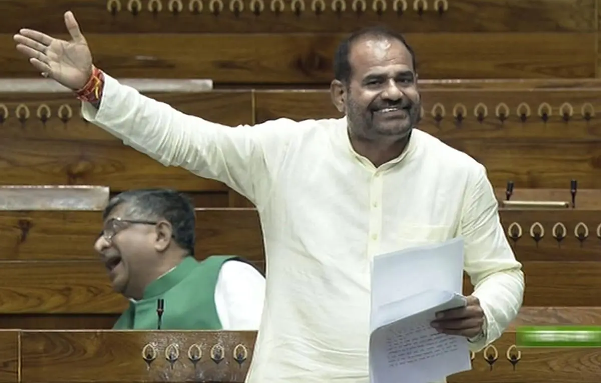 दिल्ली मंत्री कपिल मिश्रा: भाजपा की ध्रुवीकरण की राजनीति का प्रतीक? दिल्ली मंत्री कपिल मिश्रा: भाजपा की ध्रुवीकरण की राजनीति का प्रतीक?