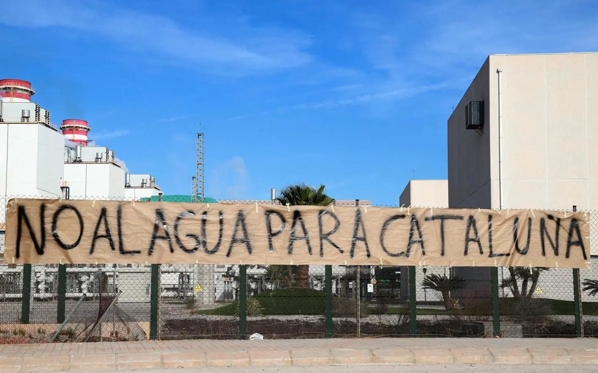 A picture taken on February 5, 2024 in Puerto de Sagunto, near Valencia, shows a banner reading ‘No to water for Catalonia’ near the Sagunto port desalination plant, that could deliver water to be carried by boat to Barcelona. Spain’s second city Barcelona and much of the surrounding region of Catalonia entered a drought emergency on February 1. A picture taken on February 5, 2024 in Puerto de Sagunto, near Valencia, shows a banner reading ‘No to water for Catalonia’ near the Sagunto port desalination plant, that could deliver water to be carried by boat to Barcelona. Spain’s second city Barcelona and much of the surrounding region of Catalonia entered a drought emergency on February 1.
