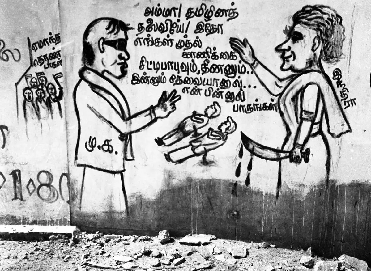 Graffiti on a wall in Madras in 1980 ahead of the Assembly election, mocking the DMK’s alliance with the Congress made at the expense of DMK partymen who sacrificed their lives during the Emergency. 