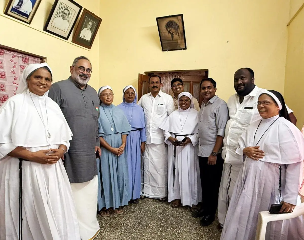 केरल भाजपा के अध्यक्ष राजीव चंद्रशेखर (बाएं से दूसरा) को 2 अगस्त को रायपुर में मानव तस्करी और जबरन रूपांतरण मामले में जमानत देने के बाद दुर्ग सेंट्रल जेल में बहन प्रीथी मैरी और बहन वंदना फ्रांसिस को बहन प्रीथी मैरी और बहन वंदना फ्रांसिस प्राप्त हुए।