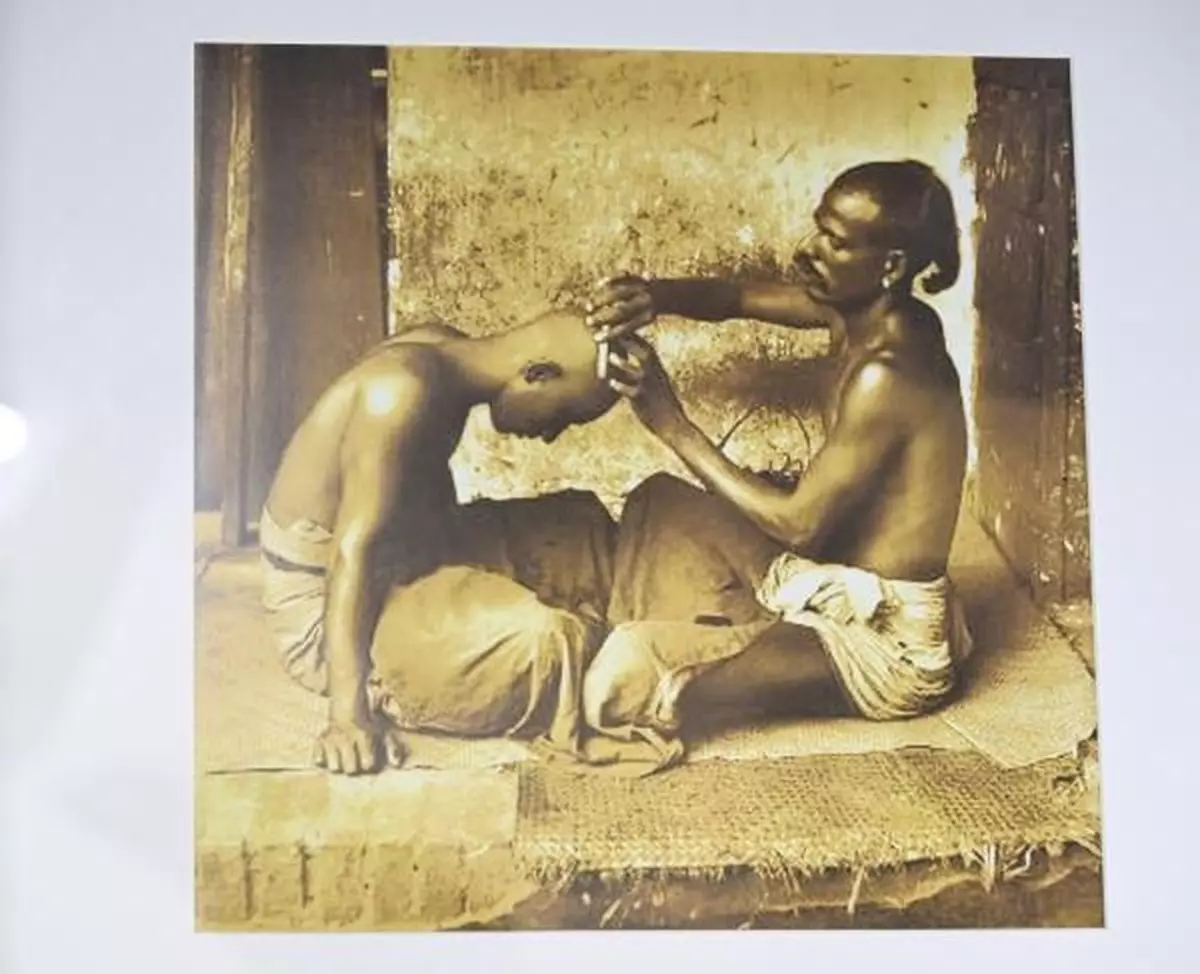 One of the three paintings hanging on the salon’s wall at Gandhipuram. 