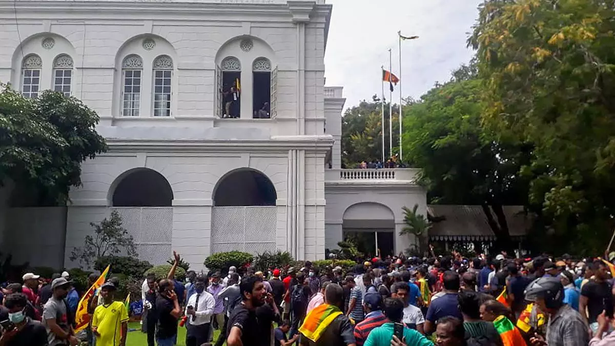 Sri Lanka: Hundreds of anti-government protesters break into President’s official residence