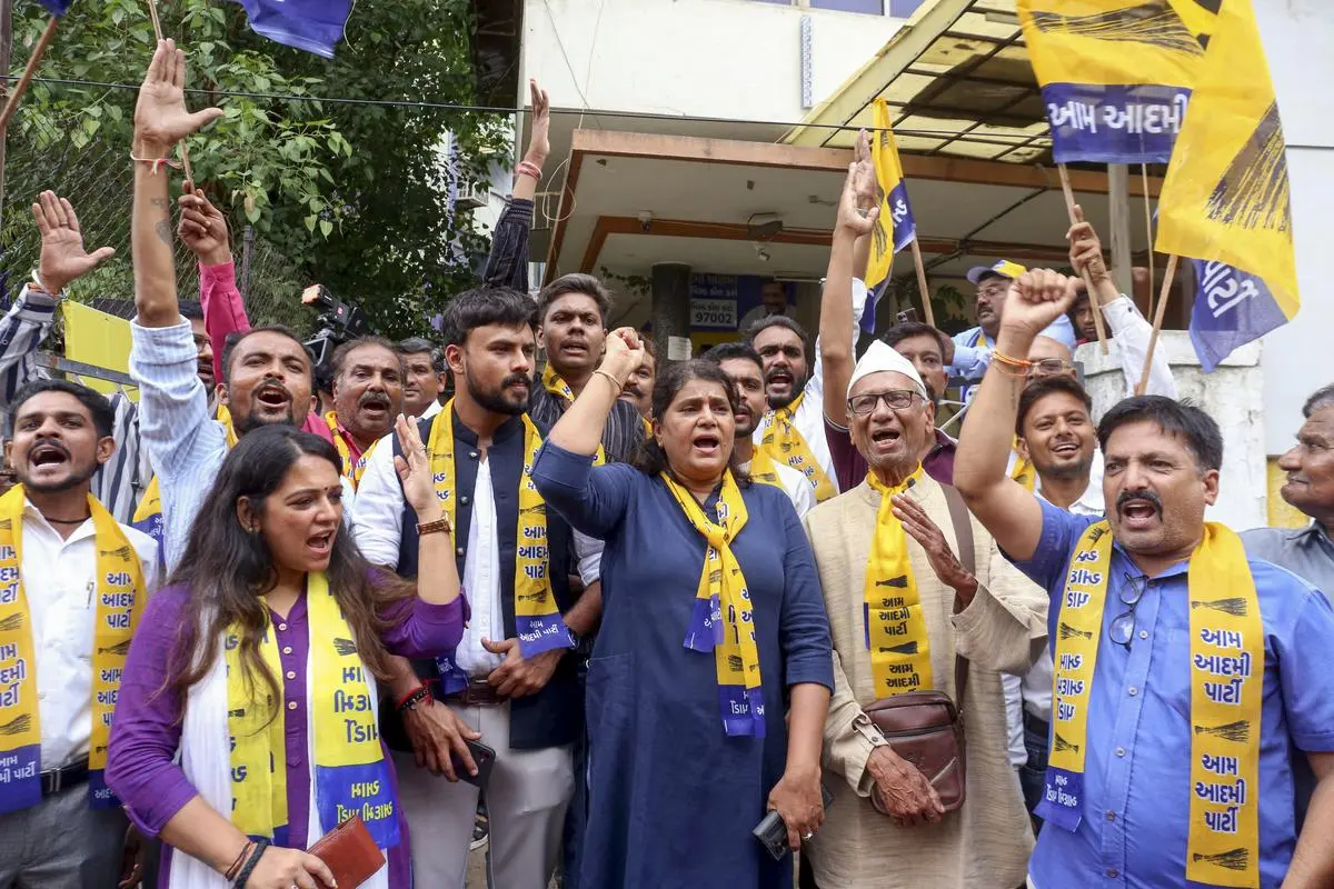 AAP के कार्यकर्ता 23 जून, 2025 को अहमदाबाद में पार्टी कार्यालय में विस्वार विधानसभा में भाजपा पर गोपाल इटालिया की जीत का जश्न मनाते हैं।