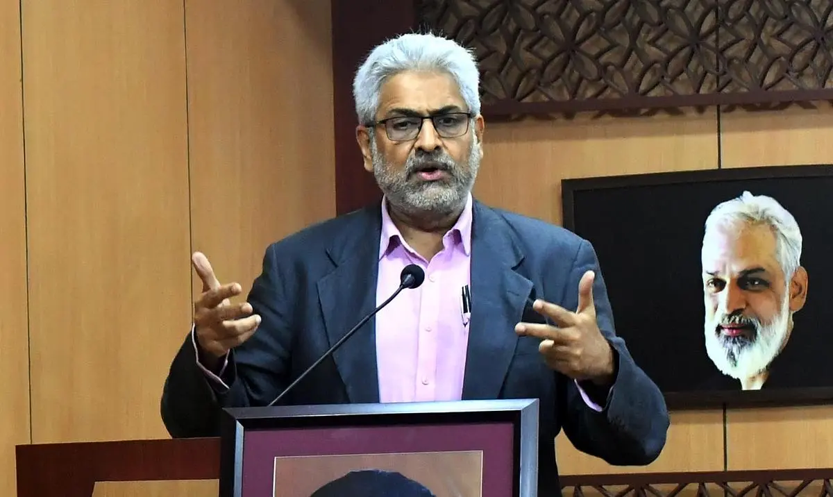 Siddharth Varadarajan in Thiruvananthapuram on August 7, 2022. Varadarajan, the founding editor of The Wire, accused Indiaâs major television news channels of indulging in âfake newsâ and âdangerous reportingâ in sensitive times. Siddharth Varadarajan in Thiruvananthapuram on August 7, 2022. Varadarajan, the founding editor of The Wire, accused Indiaâs major television news channels of indulging in âfake newsâ and âdangerous reportingâ in sensitive times.