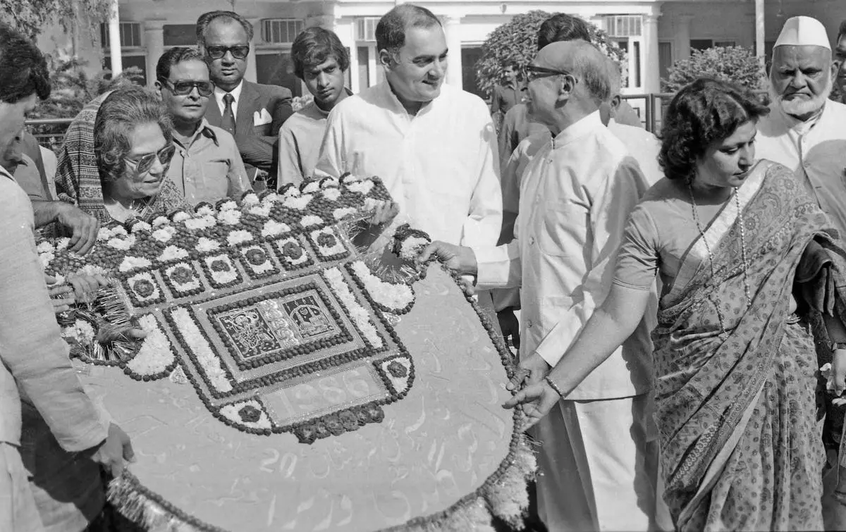 Former Prime Minister Rajiv Gandhi, admires a pankha made of flowers at the Phool Walon ki Sair in New Delhi on October 7, 1986.