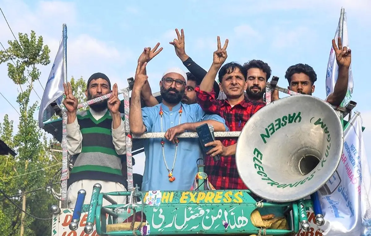 JeI member Sayar Ahmad Reshi addressing a road show in Kulgam constituency. 