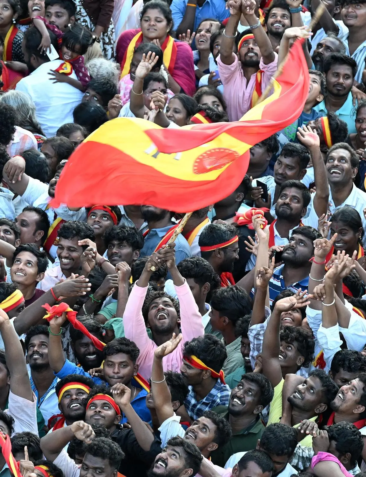 27 सितंबर, 2025 को करूर में तमिलगा वेट्री कड़गम (टीवीके) की रैली में अभिनेता विजय के समर्थक, जहां भगदड़ के कारण 40 से अधिक लोगों की मौत हो गई और कई घायल हो गए।