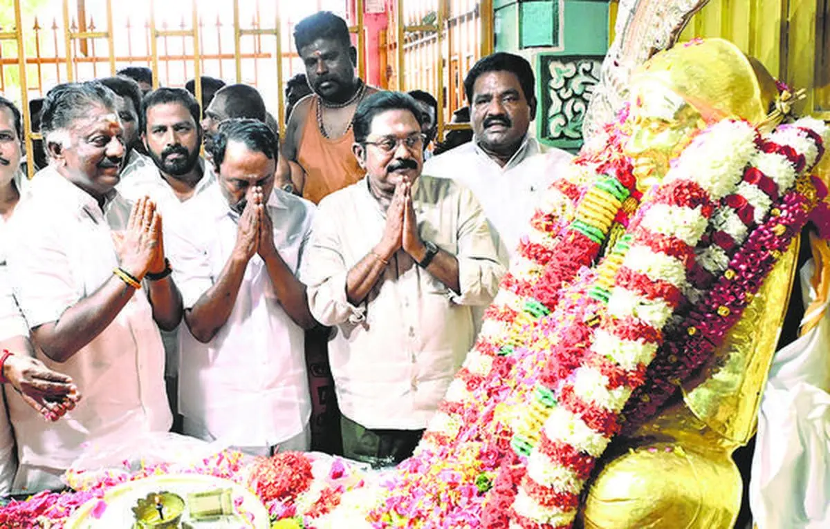 Former Chief Minister O. Panneerselvam, K.A. Sengottaiyan, and AMMK founder T.T.V. Dhinakaran paying floral tributes to Muthuramalinga Thevar at his memorial in Pasumpon, Ramanathapuram district, on October 30, 2025.