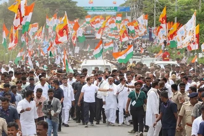 Rahul Gandhi with Congress leaders of Karnataka as the party’s Bharat Jodo Yatra enters the State at Gundlupet in Chamarajanagar district, on September 30. Rahul Gandhi with Congress leaders of Karnataka as the party’s Bharat Jodo Yatra enters the State at Gundlupet in Chamarajanagar district, on September 30.