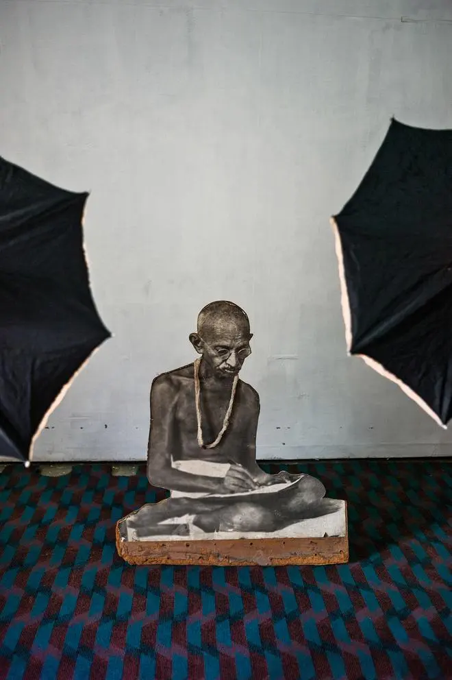 PRINCE STUDIO
Bhavnagar, Gujarat, 2016
Pigment print Edition of 10, 2 sizes available: 24
x 16 in and 36 x 24 in PRINCE STUDIO
Bhavnagar, Gujarat, 2016
Pigment print Edition of 10, 2 sizes available: 24
x 16 in and 36 x 24 in
