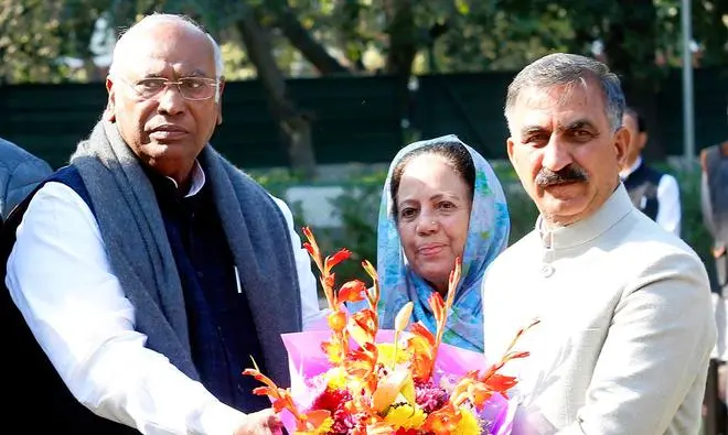 Congress President Mallikarjun Kharge being greeted by Himachal Pradesh Chief Minister Sukhvinder Singh Sukhu (right) and Himachal Congress president Pratibha Singh (centre) during a meeting in New Delhi on December 15. Congress President Mallikarjun Kharge being greeted by Himachal Pradesh Chief Minister Sukhvinder Singh Sukhu (right) and Himachal Congress president Pratibha Singh (centre) during a meeting in New Delhi on December 15.