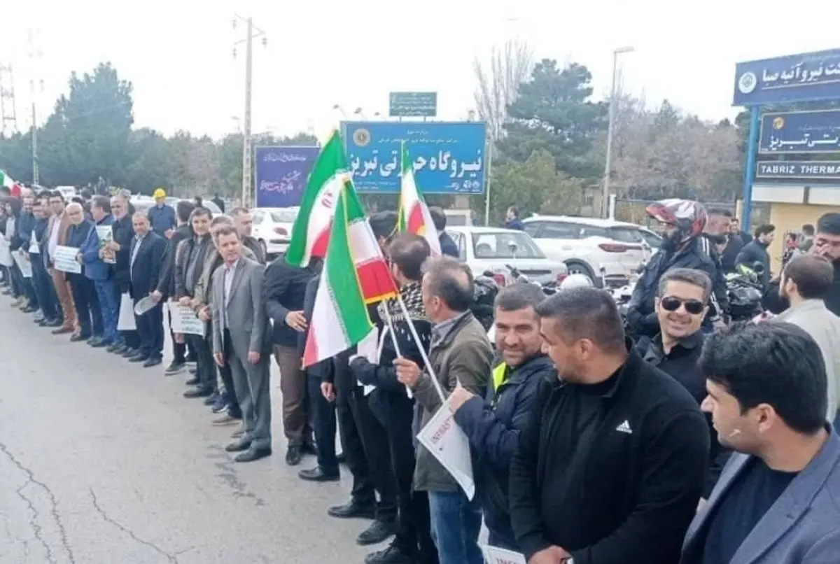 People make a “human chain” in Tabriz, Iran, to defend the city’s infrastructure against threatened US-Israeli attacks, on April 7, 2027.
