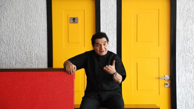 আসরানির লুকানো গভীরতা: একটি কমিক কিংবদন্তির পরিসর পুনর্বিবেচনা করা