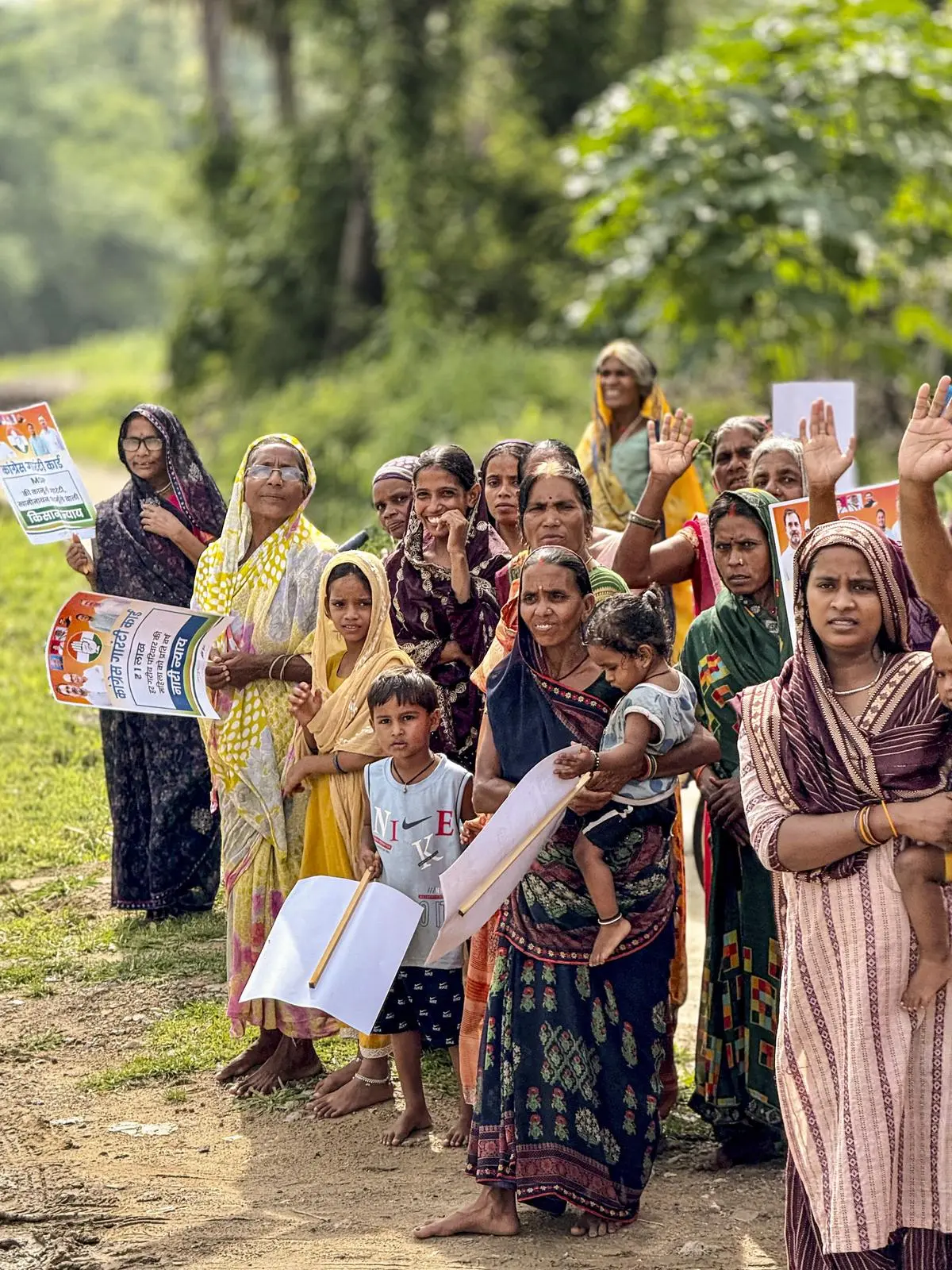 स्थानीय लोग 18 अगस्त, 2025 को बिहार के औरंगाबाद जिले में कांग्रेस नेता राहुल गांधी द्वारा 