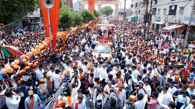 राजपूतों के एक वर्ग के विरोध और विपक्ष के कड़े विरोध के बावजूद भाजपा गुजरात  में हैट्रिक बनाने की राह पर है - फ्रंटलाइन