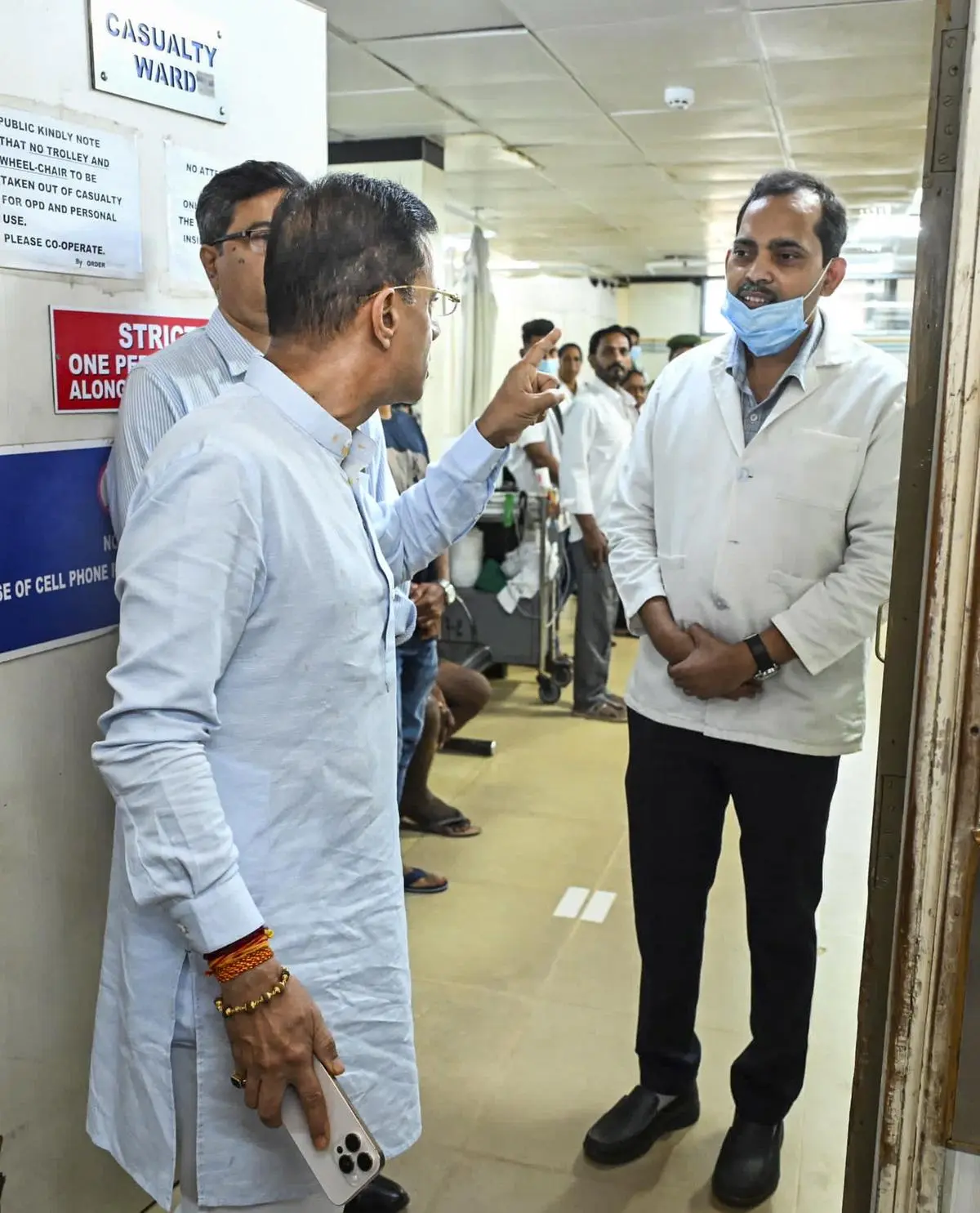 गोवा के स्वास्थ्य मंत्री विश्वजीत राने 7 जून को गोवा मेडिकल कॉलेज और अस्पताल की यात्रा के दौरान एक डॉक्टर से बात करते हैं।