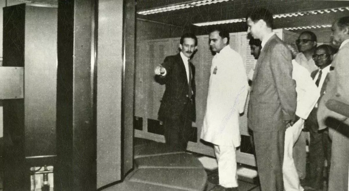 Prime Minister Rajiv Gandhi dedicating the supercomputer to the nation, in New Delhi on March 25, 1989.