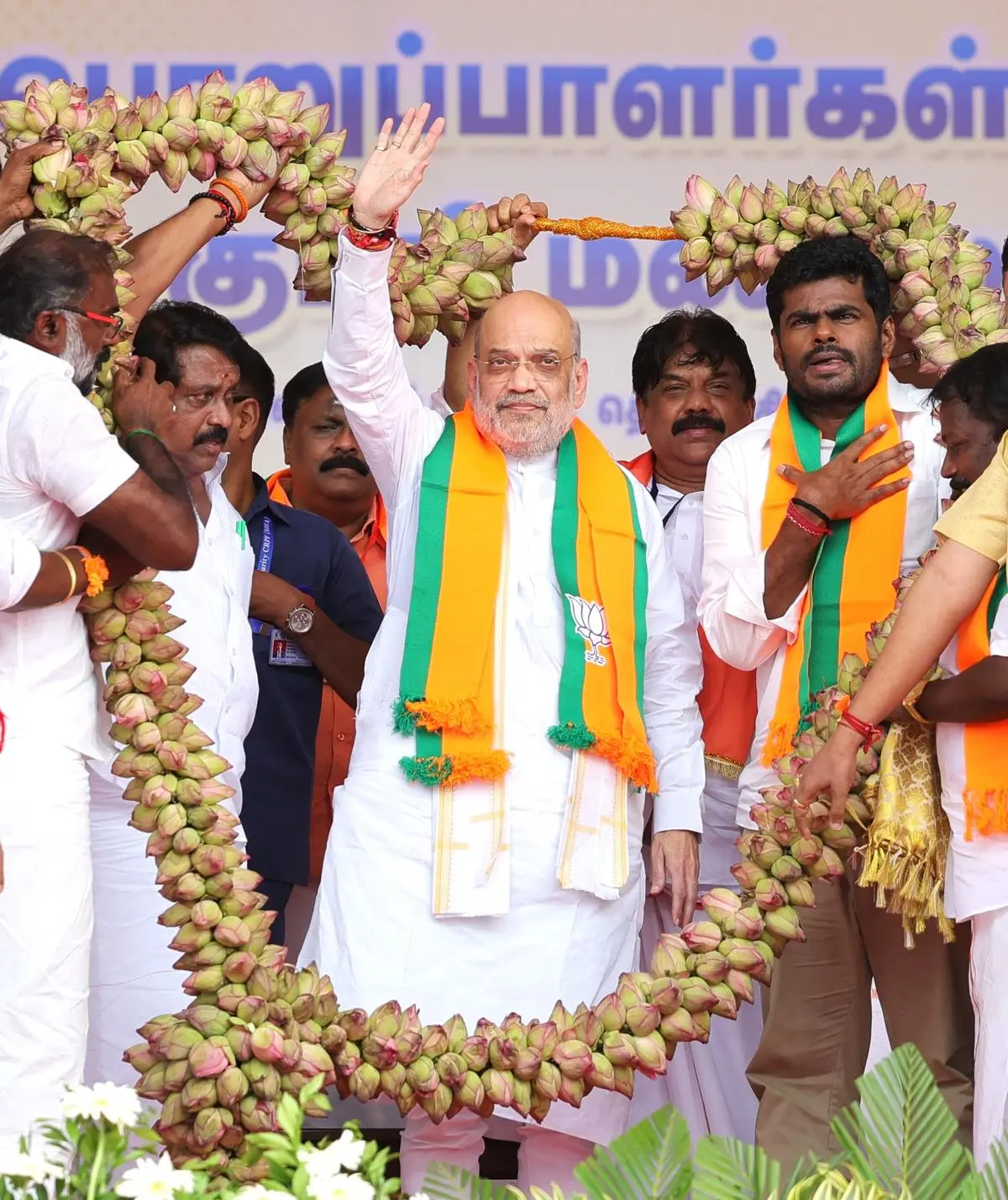 AIADMK गुट युद्ध तमिलनाडु में संकट में NDA को धक्का देता है