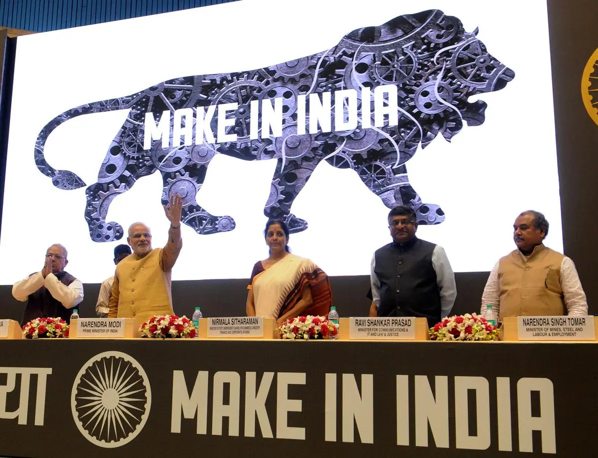 No hay un esfuerzo serio por desarrollar la manufactura en India, afirma Ha-Joon Chang. Aquí, el primer ministro Narendra Modi con Kalraj Mishra, entonces ministro de Micro, Pequeñas y Medianas Empresas, y Nirmala Sitharaman, entonces ministra de Estado de Comercio e Industria, durante el lanzamiento de "Make In India" en Nueva Delhi, el 25 de septiembre de 2014.