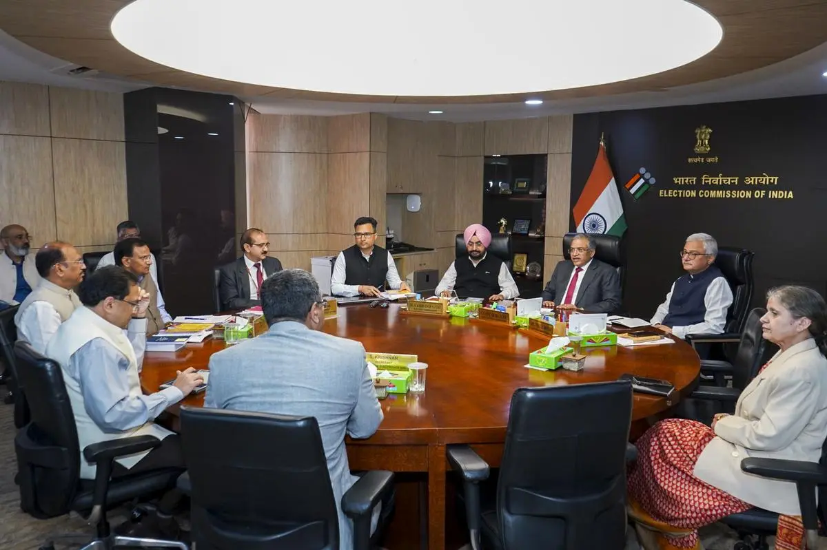 18 मार्च को नई दिल्ली में UIDAI और भारत के चुनाव आयोग के तकनीकी विशेषज्ञों के बीच एक बैठक के दौरान चुनाव आयुक्त सुकभिर सिंह संधू और विवेक जोशी के साथ मुख्य चुनाव आयुक्त ज्ञानश कुमार। 