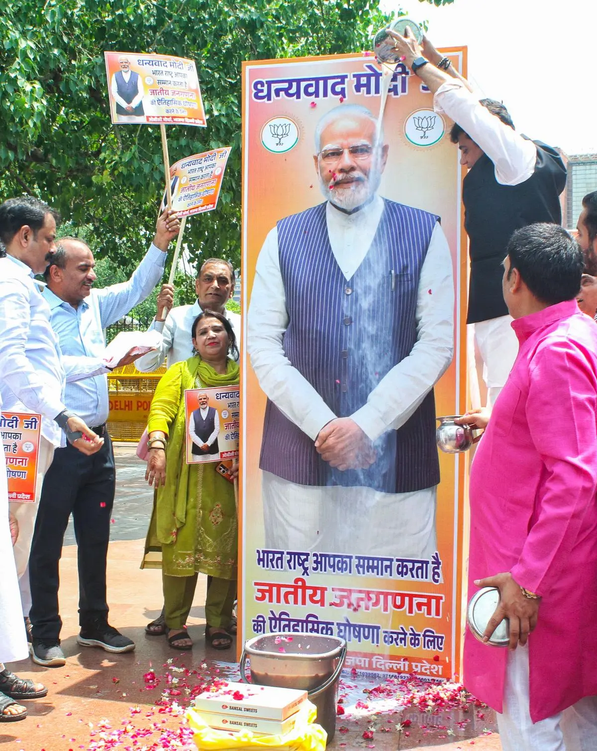 Sunil Yadav의 BJP 회장 인 Sunil Yadav는 5 월 6 일 뉴 델리에있는 Connaught Place의 Palika Bazar에있는 National Census에 대한 Narendra Modi에게 감사를 표합니다. Sunil Yadav의 BJP 회장 인 Sunil Yadav는 5 월 6 일 뉴 델리에있는 Connaught Place의 Palika Bazar에있는 National Census에 대한 Narendra Modi에게 감사를 표합니다.