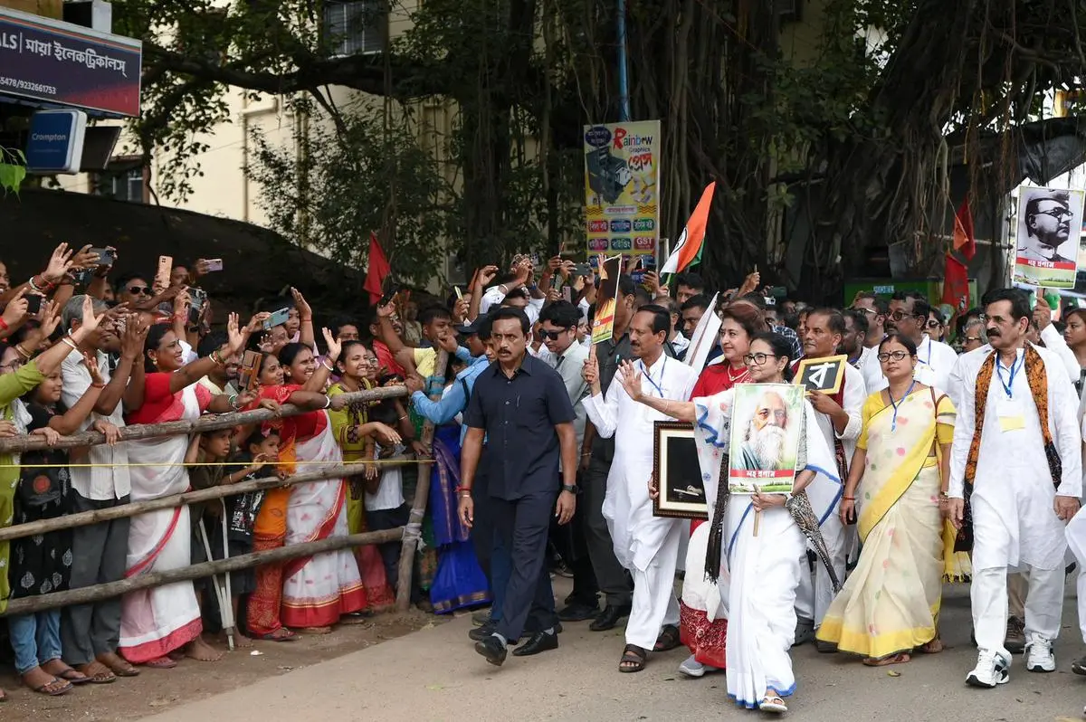 बीजेपी राजनीतिक परेशानियों को मुखौटा करने के लिए जनसांख्यिकीय षड्यंत्र को पुनर्जीवित करता है