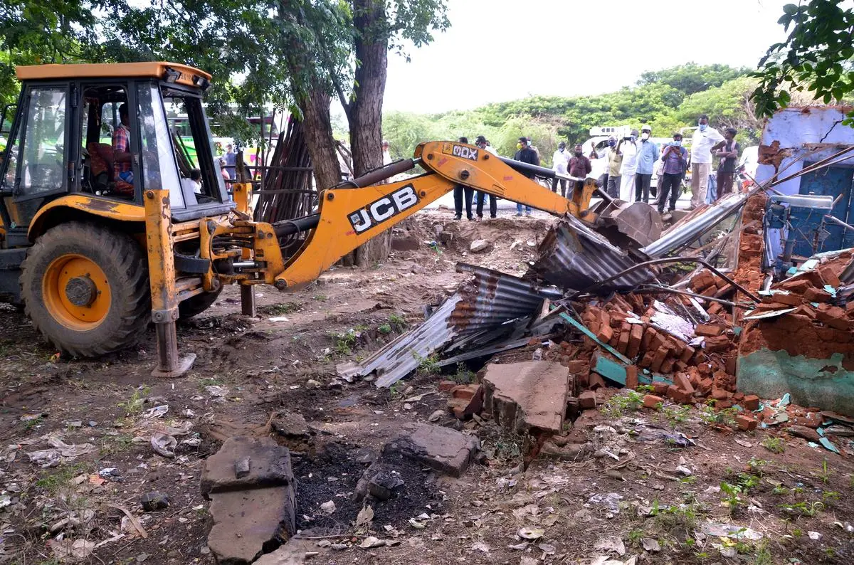 Following orders from the Madurai Bench of the Madras High Court, the authorities removed encroachments on land owned by the Waqf Board in Dindigul, Tamil Nadu, on September 4, 2021.