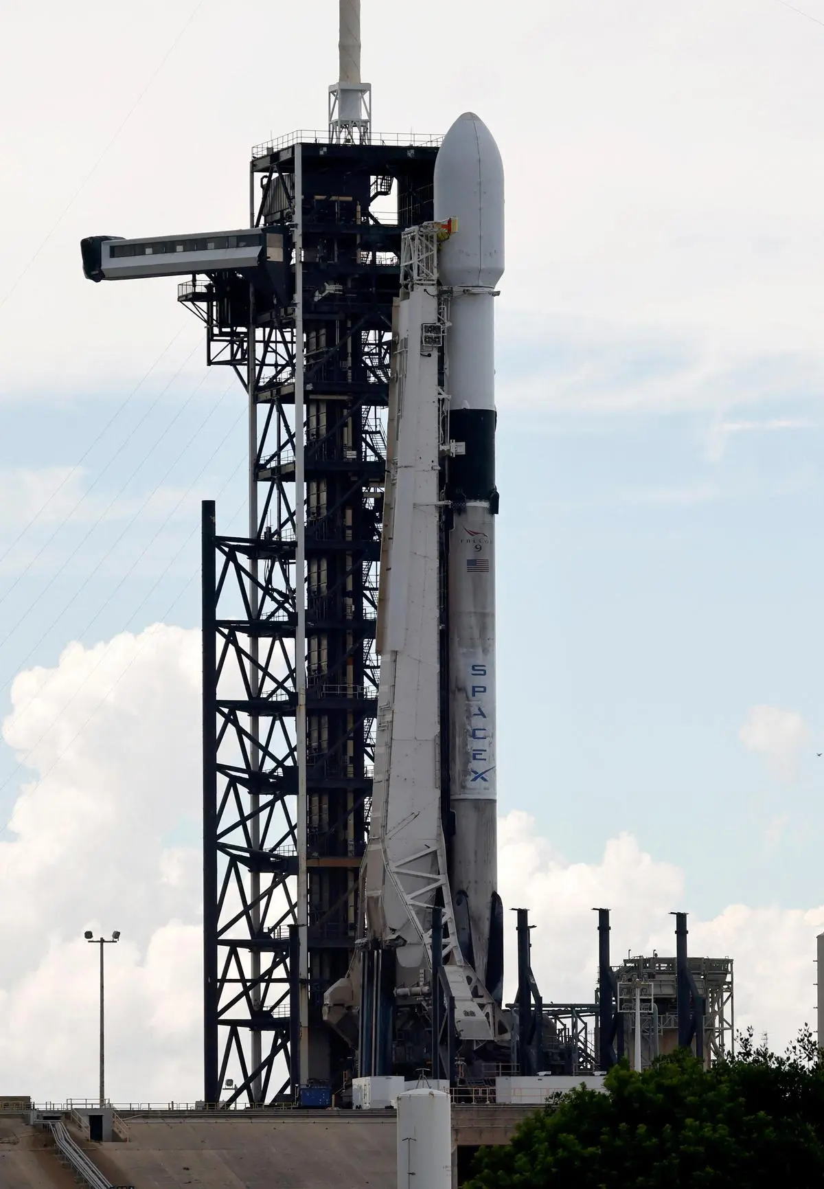 একটি স্পেসএক্স ফ্যালকন 9 রকেট ফ্লোরিডার কেপ ক্যানাভেরালের কেনেডি স্পেস সেন্টারে 23 সেপ্টেম্বর, 2025-এ উৎক্ষেপণের জন্য প্রস্তুত হচ্ছে। স্টারক্লাউড 2025 সালের নভেম্বরে একটি ফ্যালকন 9-এ তার 60-কিলোগ্রামের ছোট ফ্রিজ-আকারের উপগ্রহ উৎক্ষেপণের পরিকল্পনা করেছে।