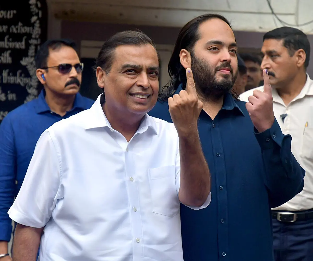 महाराष्ट्र चुनाव: कैसे बड़े व्यवसाय-राजनीति गठजोड़ ने अमीरों की सत्ता हथियाने के लिए चुनावों को कम कर दिया महाराष्ट्र चुनाव: कैसे बड़े व्यवसाय-राजनीति गठजोड़ ने अमीरों की सत्ता हथियाने के लिए चुनावों को कम कर दिया