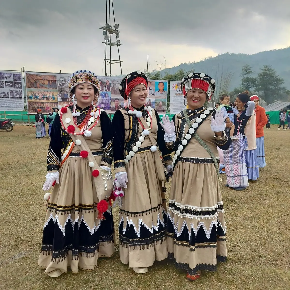 Lisu women dressed in their traditional outfits. In the past, Lisu clothing used to be made from hemp fibres. Now cotton and velvet have taken over as the primary material.