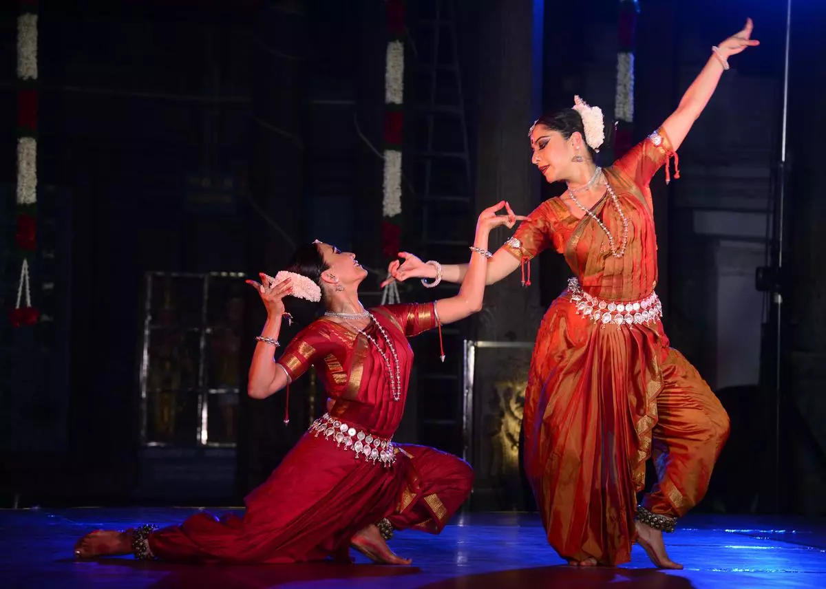 Indian Bollywood dancers Rajitdev (L) and Uchita (R) pose for the camera in  a school of dance in Frankfurt, Germany, Tuesday, 30 January 2007. The  Bollwood dance show 'Baeppler' premieres in Frankfurt