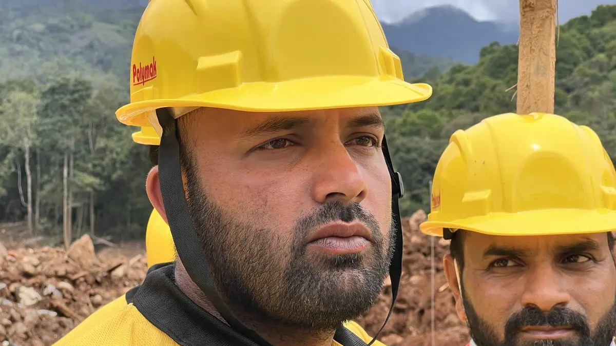 A young man attached to Santhwanam, a volunteer group under the Sunni Yuvajana Sangham, during a search operation in Mundakkai on August 6, 2024 