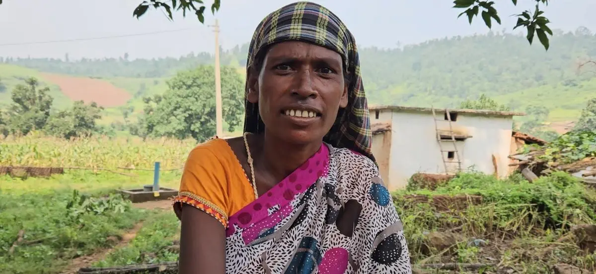 When Shanti Devi of Gotidumar village tried to withdraw the money she had earned from tendu leaf collection and MGNREGA work, she was told her account was frozen (“khaata kat gaya”). Now she is trying to trace her money and has made several trips to the SBI branch in Ambikapur, spending more than Rs.600. She says she is exhausted and has “lost hope” of getting her money.