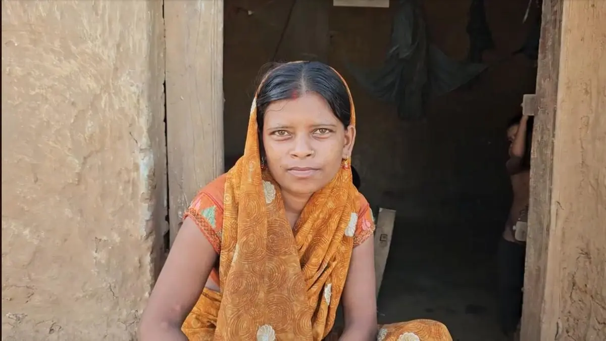 Sangeeta Devi (Kutmu village, Latehar district, Jharkhand) is struggling to manage her household without an assured source of income. Her husband is visually impaired. His bank account has been frozen due to KYC issues. Sangeeta can neither fix the problem nor get Aadhaar cards for her children because the CSC operator wants Rs.1,000 each time, and she has no money. She has already paid Rs.1,000 to fix a mistake in her own Aadhaar card.