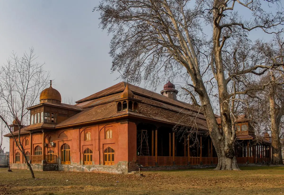 The 15th century Aali Masjid, Srinagar’s second largest mosque. It combines Mughal, Kashmiri and Safavid architectural styles.