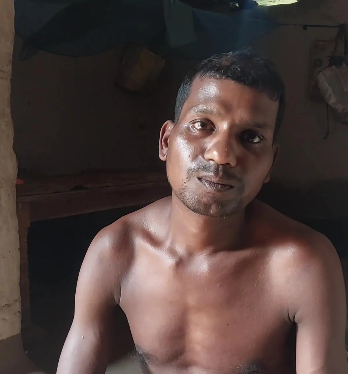 Ashok Parhaiya’s three children have received scholarships, but their bank accounts are frozen because the KYC process is due. Ashok says he paid Rs.150 per child to a CSC operator while submitting copies of his children’s Aadhaar cards and bank-related documents, but to no avail. He has given up the struggle for now.