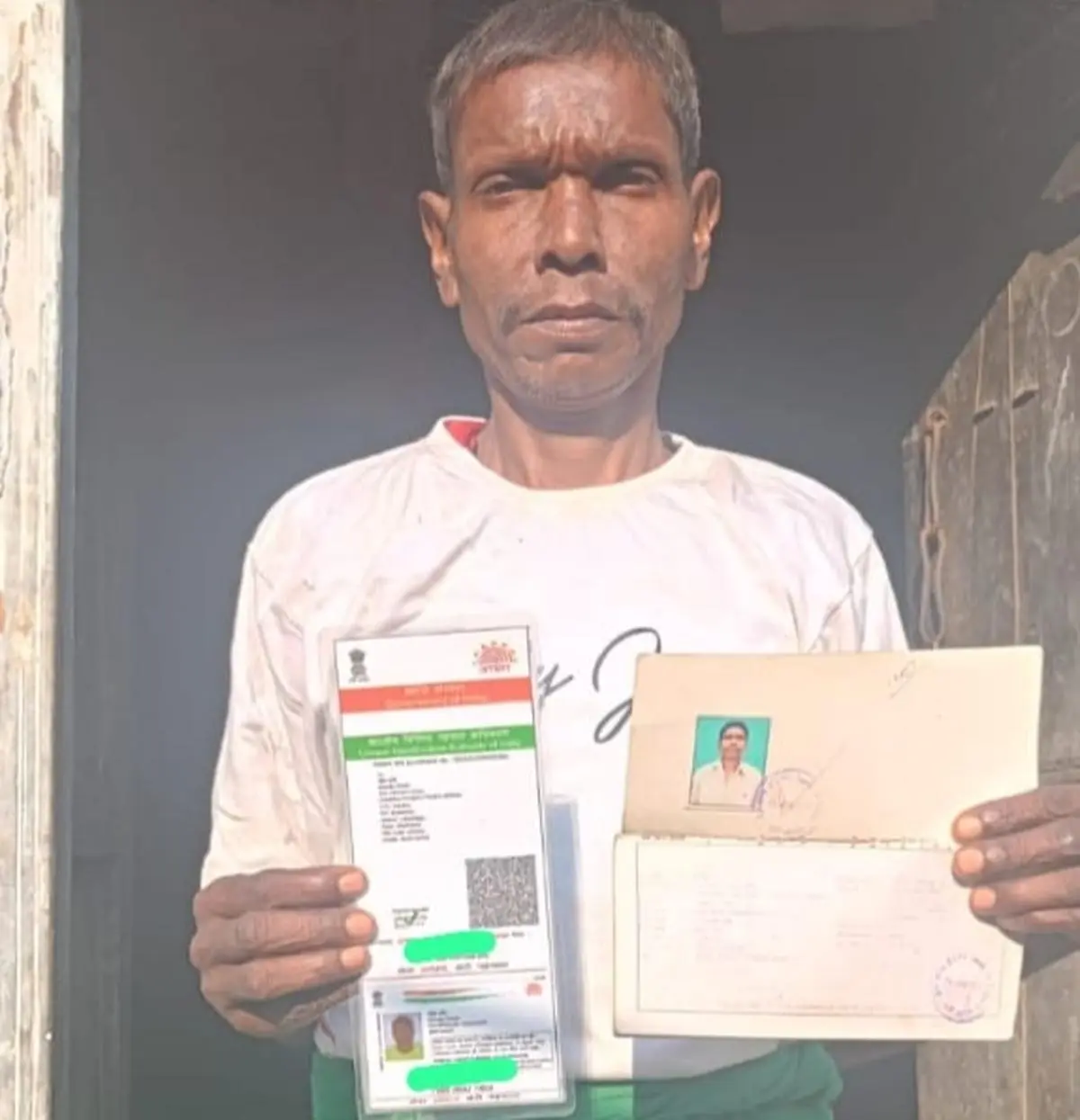 Bhola Ram of Kandra village, Lohardaga district, Jharkhand, is in a fix. His name is correctly spelt in his bank passbook but misspelt as “Bhoula Ram” in his Aadhaar card. Bank employees have said that KYC is not possible until he corrects his Aadhaar card. But he cannot do that because he does not have the documents. All attempts to resolve the problem have failed so far.