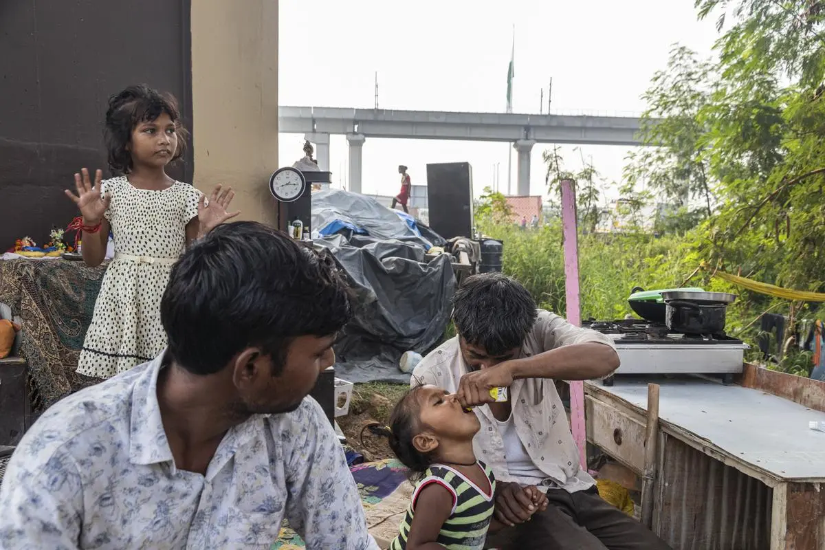 A cluster of communities—most of them migrants from Unnao, Kanpur and Begusarai in Uttar Pradesh—have been living in Yamuna Khadar, Delhi, since 1986. They are uprooted each time the Yamuna floods. When the waters recede, they try to piece together their lives again. A cluster of communities—most of them migrants from Unnao, Kanpur and Begusarai in Uttar Pradesh—have been living in Yamuna Khadar, Delhi, since 1986. They are uprooted each time the Yamuna floods. When the waters recede, they try to piece together their lives again.