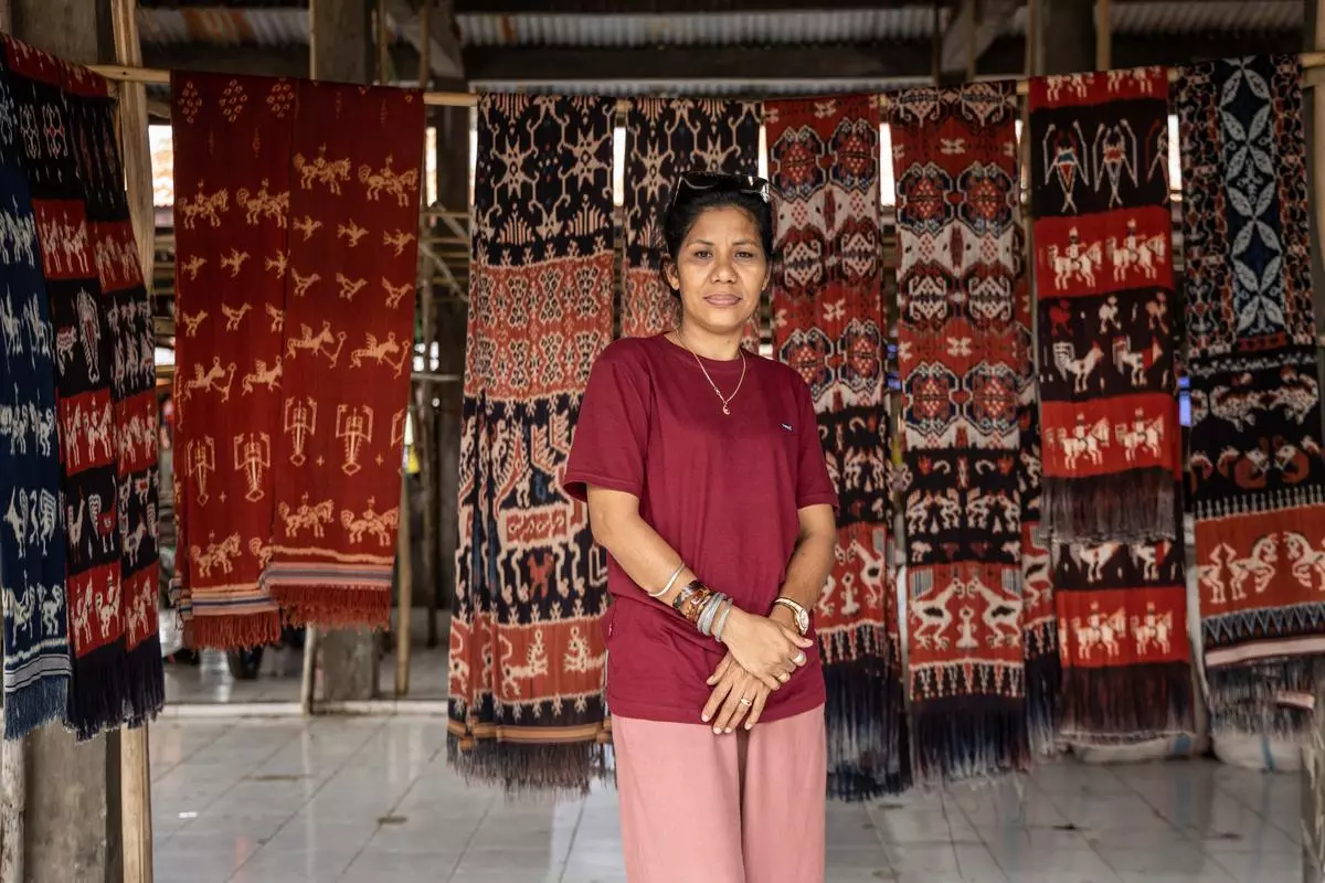 Rambu Ana, who acts as a conduit for exporting Sumba’s rich heritage abroad through its famed textile. Acting as an intermediary, she promotes cross-cultural understanding and appreciation, showcasing the artistry and craftsmanship of Sumba’s weavers on the global stage.  