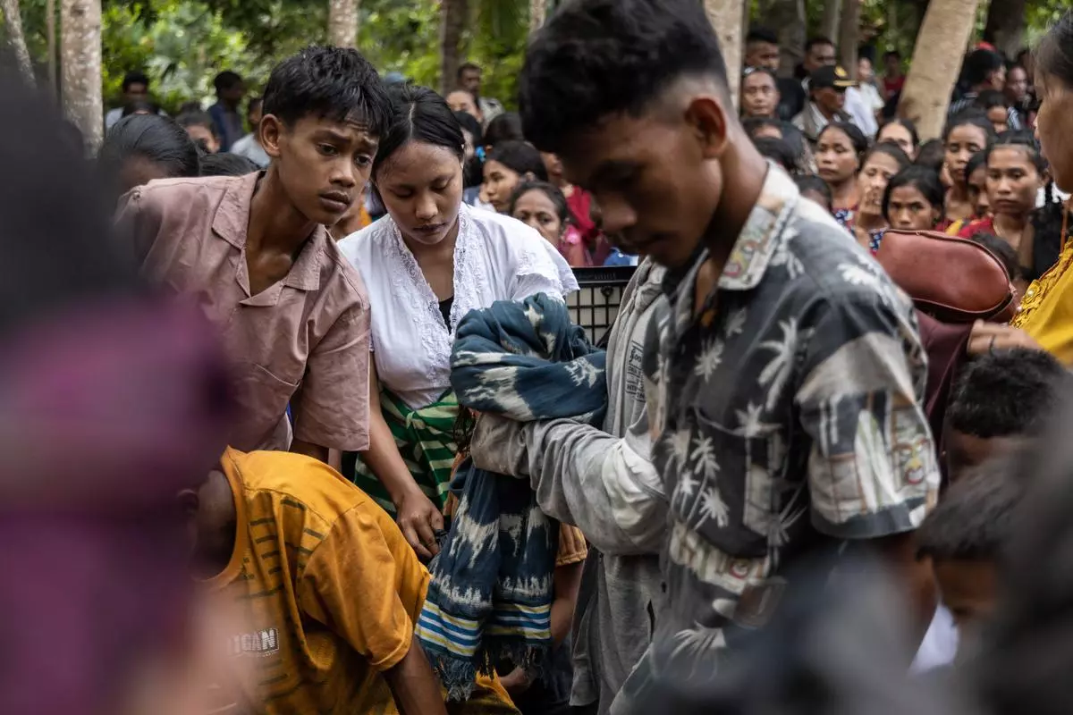 Traditional Sumbanese textiles are used in ceremonies such as the Penuburan (funeral). 