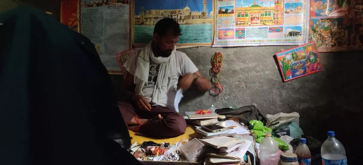 Baba Shaukeen does not believe in science and the locals of the area place complete belief in his methods despite tricks and performances that accompany his practices.