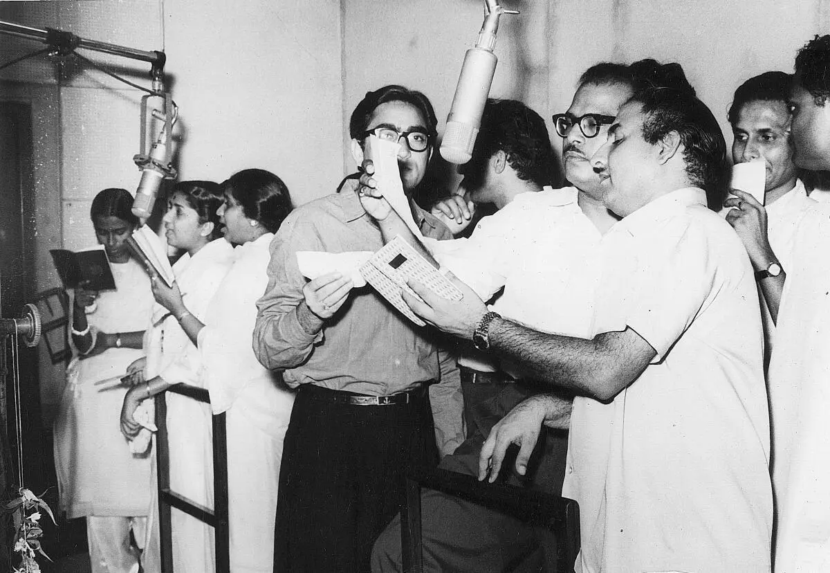 Playback singers Lata Mangeshkar, Asha Bhosle, Manna Dey, and Mohammed Rafi rehearse for a marathon qawwali sequence in Intezar. Playback singers Lata Mangeshkar, Asha Bhosle, Manna Dey, and Mohammed Rafi rehearse for a marathon qawwali sequence in Intezar.